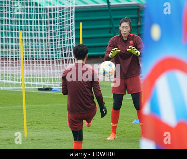 (190619) - LE HAVRE, Juni 19, 2019 (Xinhua) - Peng Shimeng (R) von China eine Schulung besucht vor der Runde der 16 Gleichen am 2019 die FIFA Frauen-WM in Le Havre, Frankreich, 19. Juni 2019. (Xinhua / Ding Xu) Stockfoto