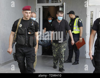 Kiew, Ukraine. Juni, 2019 19. Ukrainischen Polizisten tragen die Körper der Ukrainischen Gesetzgeber DMYTRO TYMCHUK in Kiew, Ukraine, am 19. Juli 2019. Ukrainische Gesetzgeber Dmytro Tymchuk haben sich versehentlich aus seiner Pistole erschossen, während Sie versuchen, es zu reinigen, wie lokale Medien berichteten. Credit: Serg Glovny/ZUMA Draht/Alamy leben Nachrichten Stockfoto