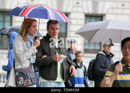 London, Großbritannien. Juni, 2019 18. Eine Frau, die Schutz vor dem Regen unter einer Union Jack Regenschirm während der schweren Regenguß in London Quelle: Dinendra Haria/SOPA Images/ZUMA Draht/Alamy leben Nachrichten Stockfoto