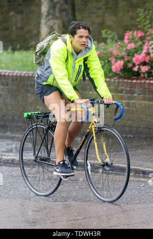 London, Großbritannien. Juni, 2019 19. Ein Radfahrer fährt Fahrrad während der schweren Regenguß in London. Credit: Dinendra Haria/SOPA Images/ZUMA Draht/Alamy leben Nachrichten Stockfoto