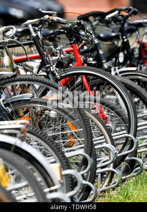 17. Juni 2019, Sachsen-Anhalt, Halle/Saale: Fahrräder der Schüler sind vor der Burg Giebichenstein Kunsthochschule Halle/Saale geparkt. Foto: Hendrik Schmidt/dpa-Zentralbild/ZB Stockfoto