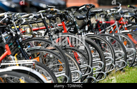 17. Juni 2019, Sachsen-Anhalt, Halle/Saale: Fahrräder der Schüler sind vor der Burg Giebichenstein Kunsthochschule Halle/Saale geparkt. Foto: Hendrik Schmidt/dpa-Zentralbild/ZB Stockfoto