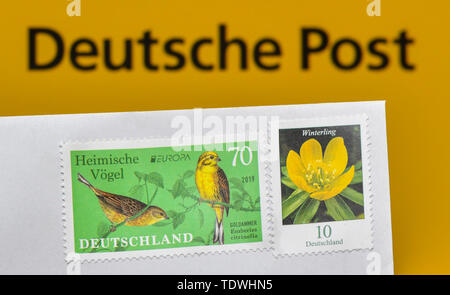 Sieversdorf, Deutschland. Juni, 2019 19. Eine 70 Cent Briefmarke und eine 10 Cent Briefmarke stick nebeneinander auf einen Umschlag. Ab Juli 2019, Senden einer Standard Inland kostet 80 Cent statt bisher 70 Cent. Am 19.06.2019, Bundesnetzagentur gab die Deutsche Post grünes Licht für den erhöhen. Foto: Patrick Pleul/dpa-Zentralbild/ZB/dpa/Alamy leben Nachrichten Stockfoto