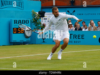 London, Großbritannien. Juni, 2019 19. LONDON, ENGLAND - Juni 19: Daniel Evans (GBR 0 gegen Stan Wawrinka (SWI) während der Tag 3 des Fever-Tree Meisterschaften im Queens Club, die am 19. Juni 2019 in London, Vereinigtes Königreich. Credit: Aktion Foto Sport/Alamy leben Nachrichten Stockfoto
