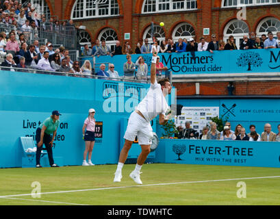 London, Großbritannien. Juni, 2019 19. LONDON, ENGLAND - Juni 19: Stan Wawrinka (SWI) gegen Daniel Evans (GBR) während der Tag 3 des Fever-Tree Meisterschaften im Queens Club, die am 19. Juni 2019 in London, Vereinigtes Königreich. Credit: Aktion Foto Sport/Alamy leben Nachrichten Stockfoto