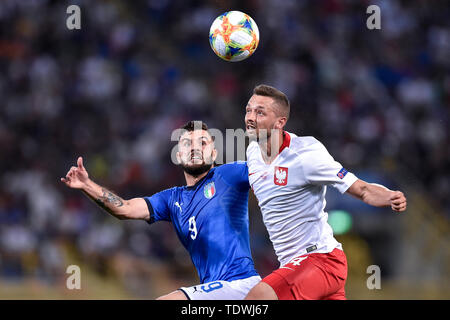 Bologna, Italien. Juni, 2019 19. Patrick Cutrone von Italien ist von Mateusz Wieteska der Polen während der UEFA EURO 2019 U-21 Championship Match zwischen Italien U-21 und U-21 in Polen Stadio Renato Dall'Ara, Bologna, Italien am 19. Juni 2019 in Frage gestellt. Foto von Giuseppe Maffia. Credit: UK Sport Pics Ltd/Alamy leben Nachrichten Stockfoto