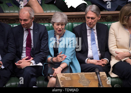 London, Großbritannien. Juni, 2019 19. Der britische Premierminister Theresa May (2. L) nimmt an den Fragen des Ministerpräsidenten am Unterhaus in London, Großbritannien, am 19. Juni 2019. Credit: britische Parlament/Jessica Taylor/Xinhua/Alamy leben Nachrichten Stockfoto