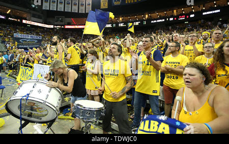 Berlin, Deutschland. Juni, 2019 19. Basketball: ALBA Berlin - Bundesliga, FC Bayern München, Meisterschaft, final, 2. Spieltag. Fans jubeln ALBA Berlin mit ihren Trommeln. Credit: Andreas Gora/dpa/Alamy leben Nachrichten Stockfoto