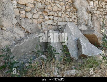 (190619) - NIMRUD (Irak), 19. Juni 2019 (Xinhua) - Das Foto am 13. Juni 2019 zeigt genommen zerstört geschnitzte Steine auf archäologische Stätte von Nimrud, Irak. Mit einer dicken Schicht von wildes Unkraut bedeckt, massive Zerstörung der alten Paläste, Tempel und ziggurat Links keine Anzeichen für glorreiche archäologische Stätte des Irak von Nimrud nach fast drei Jahren der Befreiung vom islamischen Staat (IST). (Xinhua) ZU GEHEN, mit Feature: Irakische archäologische Stätte liegt in Trümmern nach fast 3 Jahren der Befreiung von IST Stockfoto