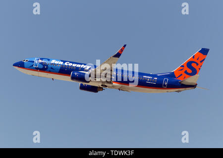 Los Angeles, Kalifornien, USA. 30 Aug, 2015. Ein Sun Country Airlines Boeing 737-800 nimmt - aus Los Angeles bei Int'l Airport. Credit: Fabrizio Gandolfo/SOPA Images/ZUMA Draht/Alamy leben Nachrichten Stockfoto