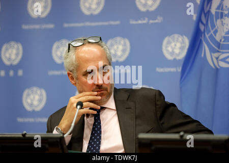 Vereinten Nationen, UN-Hauptquartier in New York. Juni, 2019 19. Stephane Dujarric, Sprecher des Generalsekretärs der Vereinten Nationen, Antonio Guterres, nimmt an einer Pressekonferenz am Hauptsitz der Vereinten Nationen in New York, 19. Juni 2019. Stephane Dujarric sagte am Mittwoch, dass die Macht und Autorität zu internationalen Follow-up strafrechtlichen Ermittlungen auf Saudi journalist Jamal Khashoggi's Tod liegen mit den UN-Mitgliedstaaten starten. Credit: Li Muzi/Xinhua/Alamy leben Nachrichten Stockfoto