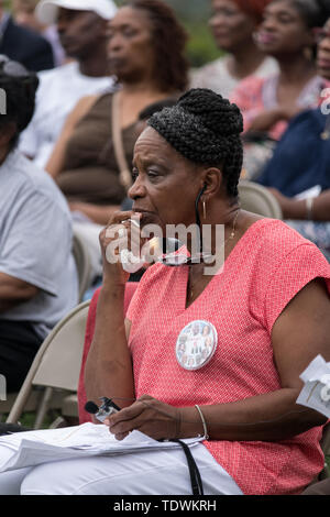 Charleston, USA. Juni, 2019 19. Verwandten der Emanuel 9, in einer Masse auf den historischen Mutter Emanuel Afrikanische Methodistisch-Bischöfliche Kirche getötet, während das Beten für Amerika service Kennzeichnung der 4. Jahrestag der Massenerschießungen Juni 19, 2019 in Charleston, South Carolina. Neun Mitglieder der historisch schwarzen Gemeinde wurden während der bibelarbeit durch ein weißes supremacist am 17. Juni 2015 geschossen. Credit: Planetpix/Alamy leben Nachrichten Stockfoto