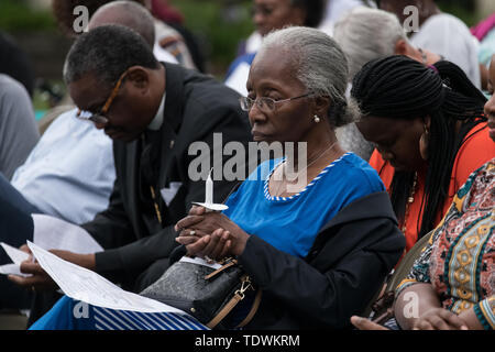 Charleston, USA. Juni, 2019 19. Verwandten der Emanuel 9, in einer Masse auf den historischen Mutter Emanuel Afrikanische Methodistisch-Bischöfliche Kirche getötet, während das Beten für Amerika service Kennzeichnung der 4. Jahrestag der Massenerschießungen Juni 19, 2019 in Charleston, South Carolina. Neun Mitglieder der historisch schwarzen Gemeinde wurden während der bibelarbeit durch ein weißes supremacist am 17. Juni 2015 geschossen. Credit: Planetpix/Alamy leben Nachrichten Stockfoto