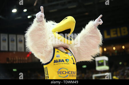 Berlin, Deutschland. Juni, 2019 19. Basketball: ALBA Berlin - Bundesliga, FC Bayern München, Meisterschaft, final, 2. Spieltag. Maskottchen Albatros Prost auf die Fans. Credit: Andreas Gora/dpa/Alamy leben Nachrichten Stockfoto