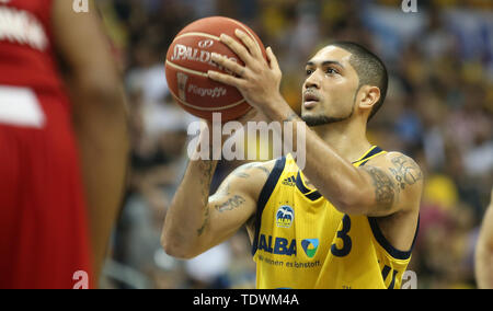 Berlin, Deutschland. Juni, 2019 19. Basketball: ALBA Berlin - Bundesliga, FC Bayern München, Meisterschaft, final, 2. Spieltag. ALBA's Peyton Siva hat den Ball bereit zu werfen. Credit: Andreas Gora/dpa/Alamy leben Nachrichten Stockfoto