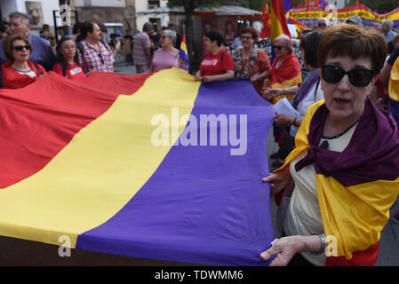 Madrid, Spanien. Juni, 2019 19. Die Demonstranten werden gesehen, die die spanischen Republikaner Flagge zugunsten der Republik und gegen die Monarchie während des Protestes. Rund 1.000 Menschen demonstrierten in Madrid gegen Francisco Francos Diktatur und der spanischen Monarchie zu protestieren und eine republikanische Regierung System in Spanien zu verlangen. Credit: SOPA Images Limited/Alamy leben Nachrichten Stockfoto