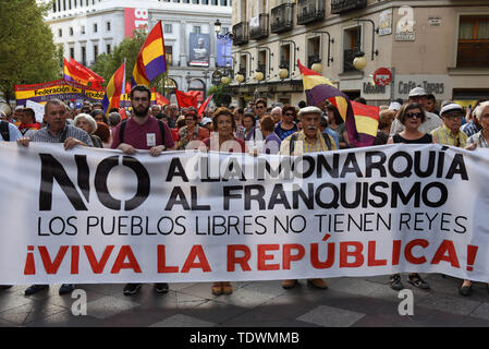 Madrid, Spanien. Juni, 2019 19. Leute gesehen, die ein Banner mit Nachrichten gegen Monarchie und zugunsten der Republik während des Protestes. Rund 1.000 Menschen demonstrierten in Madrid gegen Francisco Francos Diktatur und der spanischen Monarchie zu protestieren und eine republikanische Regierung System in Spanien zu verlangen. Credit: SOPA Images Limited/Alamy leben Nachrichten Stockfoto