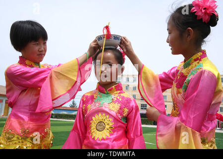 Gansu, Gansu, China. Juni, 2019 20. Gansu, China - 20. Juni 2019: Der Erbe des immateriellen Kulturerbes beauftragt den Kindern die nicht-genetische Vererbung Programm über Pagode der Schüssel Tanz auf dem Spielplatz des minle durchführen boarding Grundschule von minle County, zhangye Stadt, Provinz Gansu. Minleding Pagode der Schüssel Tanz verbindet folk Akrobatik mit Tanz, die eine Art von Tanz komponiert, durchgeführt und von den alten Soldaten und Zivilisten genossen, mit Reis Schalen als Requisiten und lokalen Materialien in ihrer Arbeit. Credit: ZUMA Press, Inc./Alamy leben Nachrichten Stockfoto