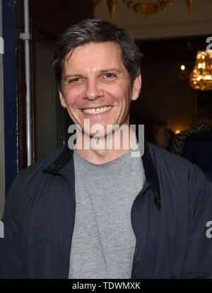 London, Großbritannien. Juni, 2019 19. Nigel Harman im Bitter Weizen drücken Sie die Nacht im Garrick Theatre, Charing Cross Road: SOPA Images Limited/Alamy leben Nachrichten Stockfoto