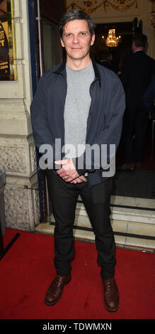 London, Großbritannien. Juni, 2019 19. Nigel Harman im Bitter Weizen drücken Sie die Nacht im Garrick Theatre, Charing Cross Road: SOPA Images Limited/Alamy leben Nachrichten Stockfoto