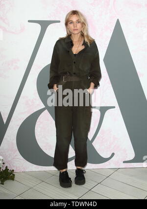 London, Großbritannien. Juni, 2019 19. Immy Waterhouse im Victoria und Albert Museum Summer Party - in Partnerschaft mit Dior - am John madejski Garten, Victoria und Albert Museum, Kensington Credit: SOPA Images Limited/Alamy leben Nachrichten Stockfoto