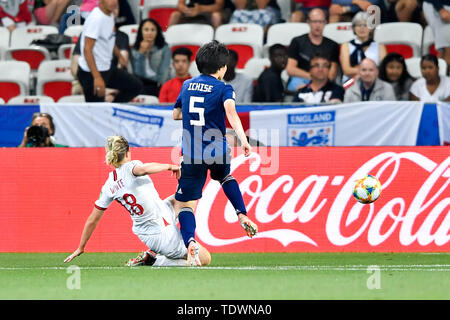 Schön. Juni, 2019 19. Ellen White (L) von England Kerben während der Gruppe D Match zwischen Japan und England an der 2019 die FIFA Frauen-WM in Nizza, Frankreich, die am 19. Juni 2019. Credit: Chen Yichen/Xinhua/Alamy leben Nachrichten Stockfoto