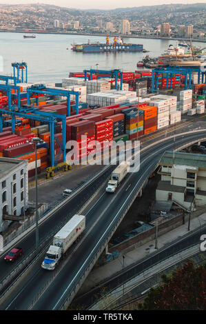 Hafen von Valparaiso mit Container Terminal, Chile, Valparaíso Stockfoto