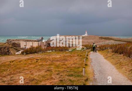 Pointe des Poulains und Phare des Poulains im Hintergrund, Frankreich, Bretagne, Morbihan, Belle-Ile-en-Mer Stockfoto