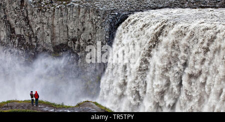 Wasserfall Dettifoss und Touristen, Island, Vatnajoekull, Dettifoss Stockfoto