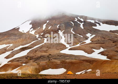 Zelt am teilweise schneebedeckten Rhyolith Berg, geothermale Region Hveradalir, Island, Kerlingarfjoell Stockfoto