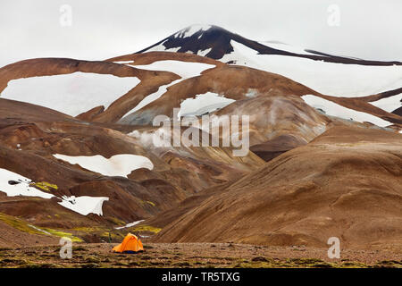 Zelt am teilweise schneebedeckten Rhyolith Berg, geothermale Region Hveradalir, Island, Kerlingarfjoell Stockfoto