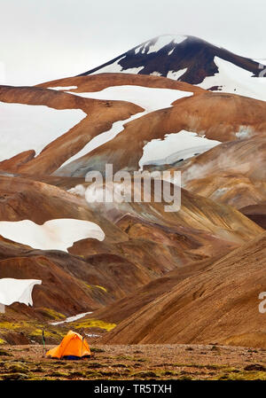 Zelt am teilweise schneebedeckten Rhyolith Berg, geothermale Region Hveradalir, Island, Kerlingarfjoell Stockfoto