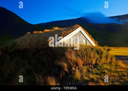 Holzhütte mit Rasen Dach, Island, Reykjadiskur Stockfoto