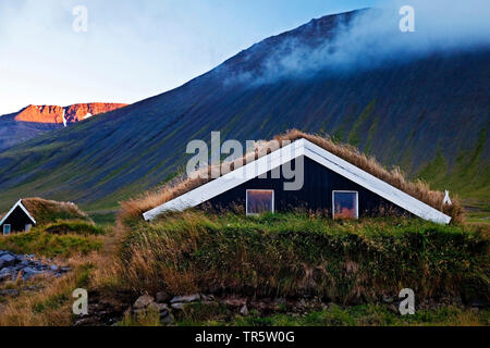 Holzhütte mit Rasen Dach am Abend, Island, Reykjadiskur Stockfoto