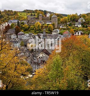 Monschau mit Schloss im Herbst, Deutschland, Nordrhein-Westfalen, Eifel Monschau Stockfoto