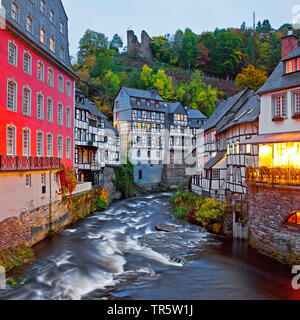 Fachwerkhäuser an der Rur in Monschau im Abendlicht, Deutschland, Nordrhein-Westfalen, Monschau Stockfoto