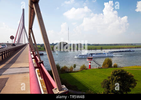 Brücke über den Rhein bei Wesel, Deutschland, Nordrhein-Westfalen Stockfoto