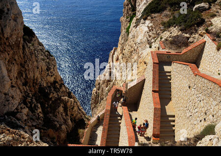 Treppe in Neptuns Grotte an der steilen Küste, Italien, Sardinien Stockfoto