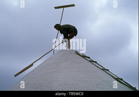 Mann auf einem Salt Hill, Portugal, Aveiro Stockfoto