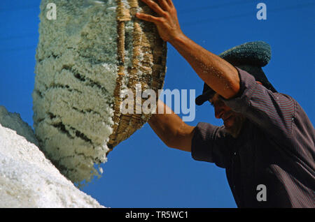 Mann auf einem Salt Hill, Portugal, Aveiro Stockfoto