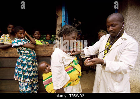 Die medizinische Behandlung einer Mutter mit Kind in der Kibua Camp, die Republik Kongo, Kibua Camp Stockfoto