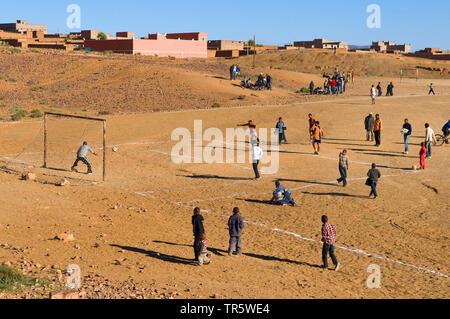 Teenies Fußball spielen im Berberdorf Taourirt, Marokko, Agdz, Taourirt Stockfoto