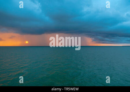 Regen cloids auf die Ostsee bei Sonnenuntergang, Deutschland, Schleswig-Holstein Stockfoto