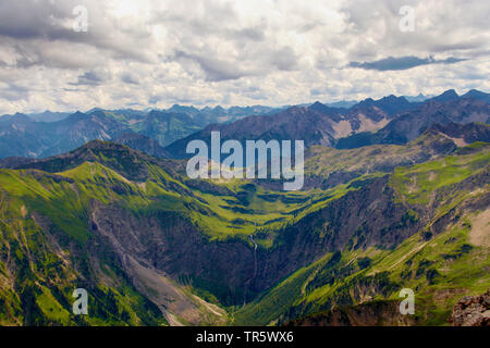 Bergaicht Wasserfall in der Bergwelt, Österreich, Tirol, Allgäuer Alpen, Gaishorn Stockfoto