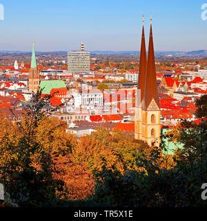 Blick auf die Stadt Bielefeld mit Kirche Neustaedter Marienkirche von Sparrenburg, Deutschland, Nordrhein-Westfalen, Ostwestfalen, Bielefeld Stockfoto