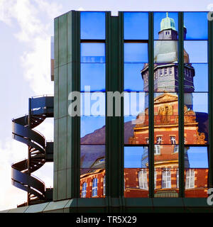 Alte Post in der Fassade des Citycenter widerspiegelt, Deutschland, Nordrhein-Westfalen, Ruhrgebiet, Gelsenkirchen Stockfoto