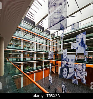 Hans-Sachs-Haus, innen Offenes Forum mit Mobilen, Deutschland, Nordrhein-Westfalen, Ruhrgebiet, Gelsenkirchen Stockfoto