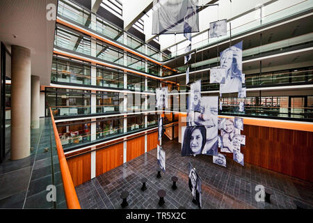 Hans-Sachs-Haus, innen Offenes Forum mit Mobilen, Deutschland, Nordrhein-Westfalen, Ruhrgebiet, Gelsenkirchen Stockfoto