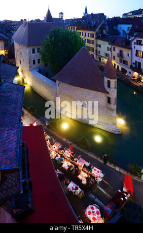 Restaurant im Zentrum der Altstadt von Annecy am Gebäude Palast von L'Isle. Frankreich am Abend, Frankreich, Savoie, Haute-Savoie, Annecy Stockfoto