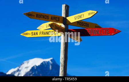 Entfernungen zu anderen Städten an einem Hinweisschild auf Petit Saint Bernard, Mont Blanc im Hintergrund, Frankreich, Savoyen Stockfoto